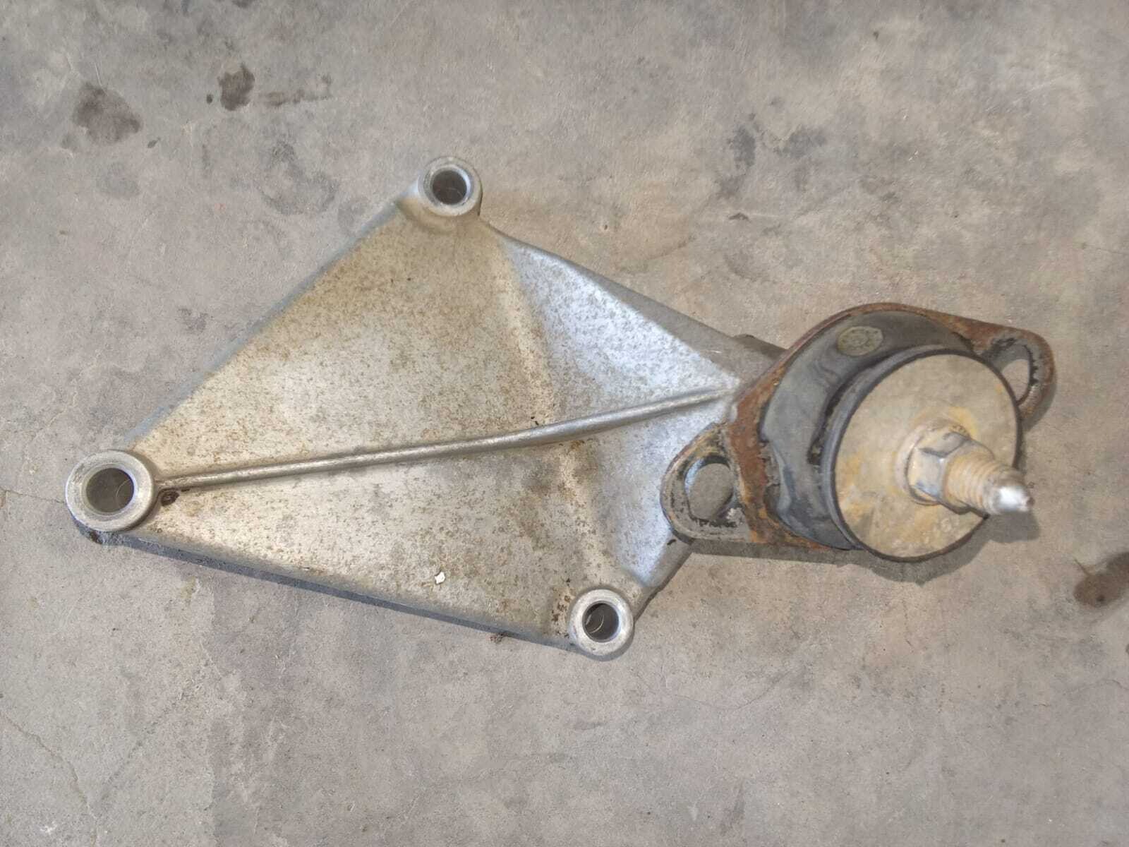 SOPORTE CAJA Renault Megane 2000