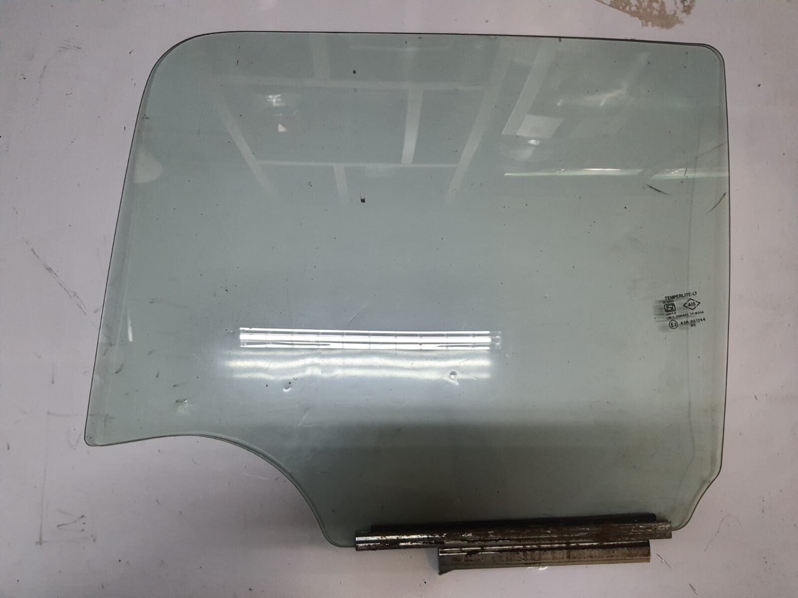 VIDRIO TRASERO IZQUIERDO(MARCADO) Suzuki Alto 2015