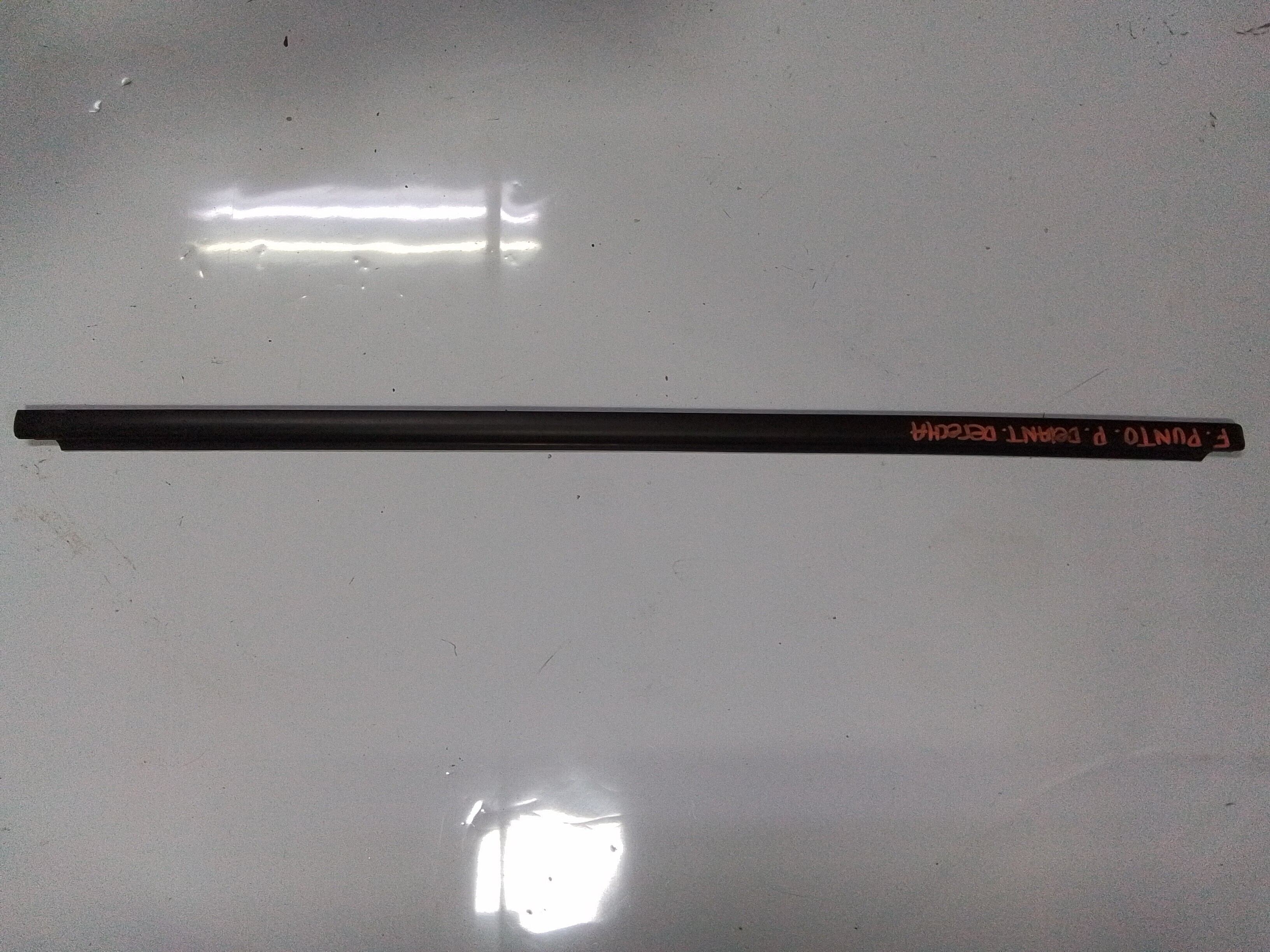 MOLDURA EXTERIOR PUERTA DELANTERA DERECHA Fiat punto 75 1998