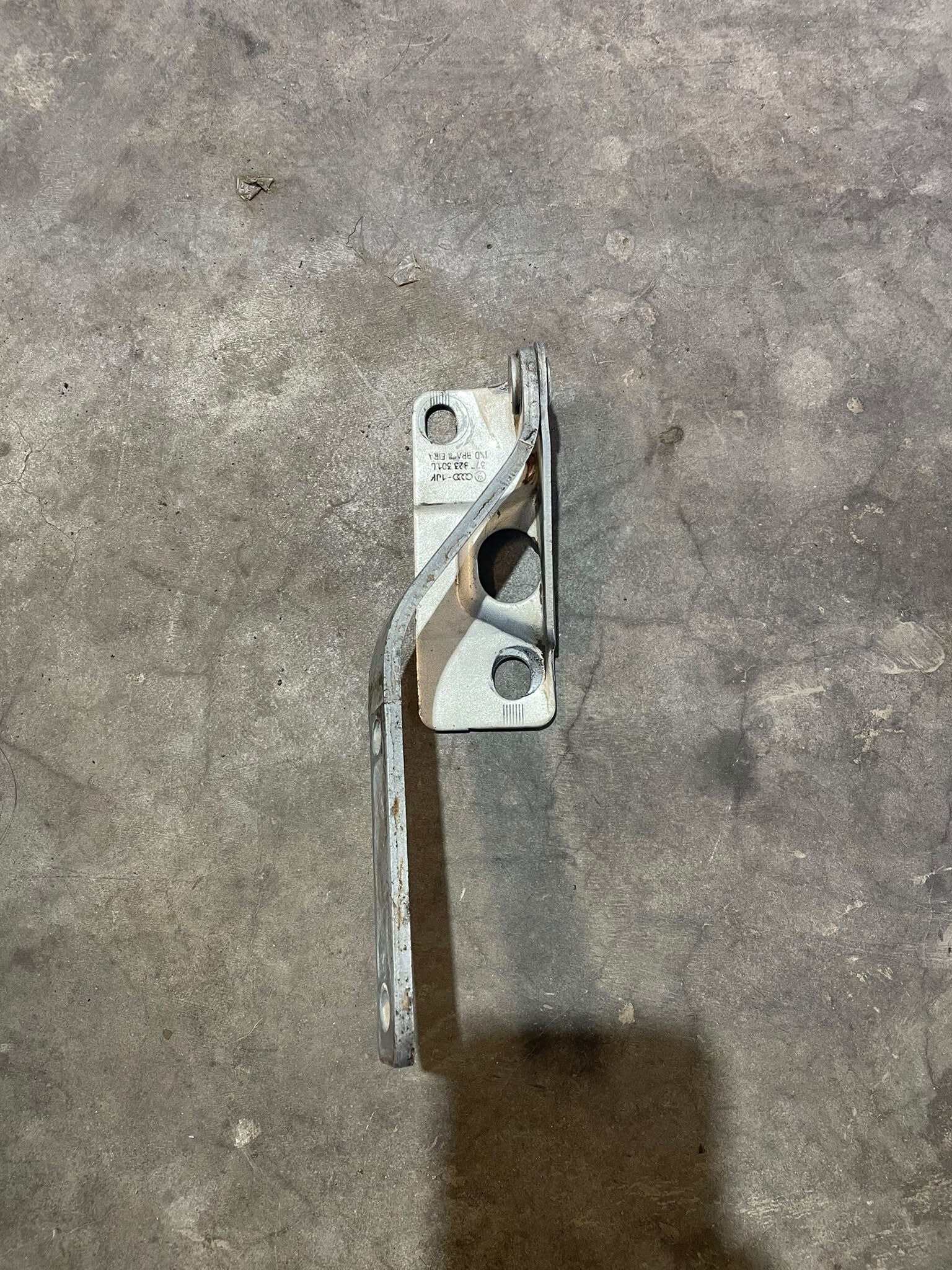 BISAGRA DERECHA CAPOT Volkswagen gol 2001