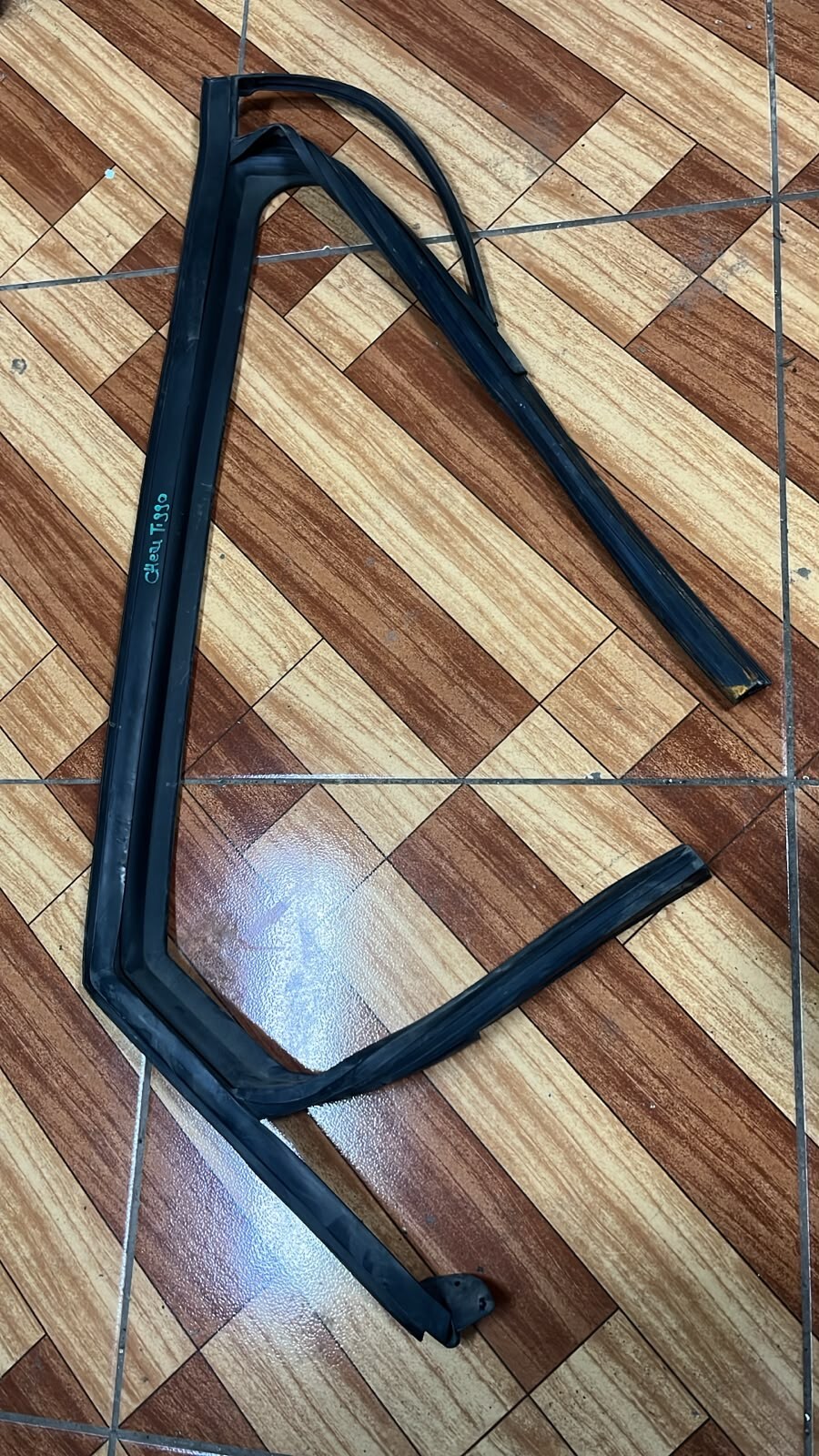 Goma vidrio puerta trasera derecha Chery Tiggo 2 2023
