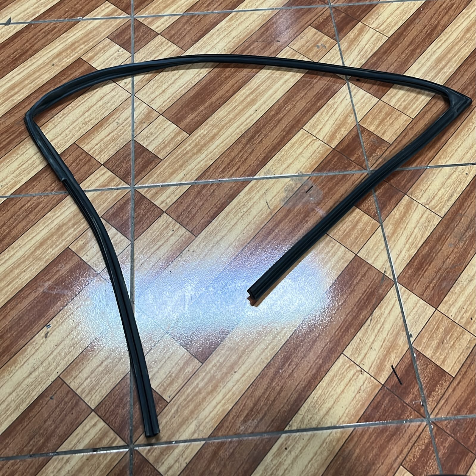 Goma vidrio puerta delantera derecha Nissan Qashqai 2019