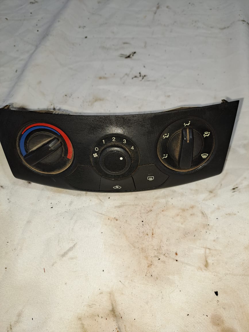 CONSOLA CONTROLES CALEFACCION Y DEFROSTER Chevrolet Sail 2014