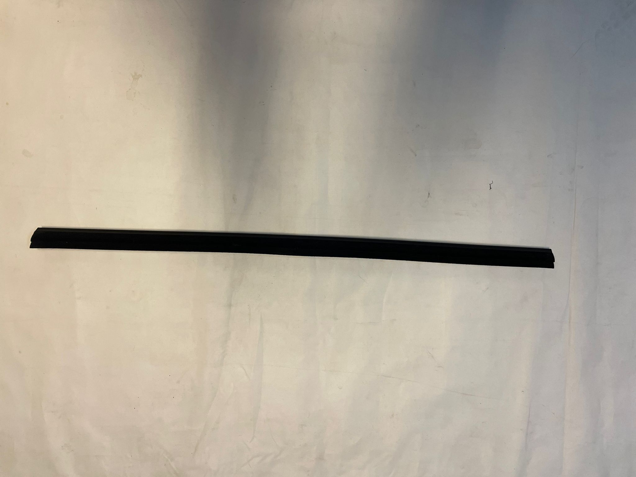 MOLDURA INTERNA VIDRIO PUERTA TRASERA DERECHA Chevrolet Groove 2021